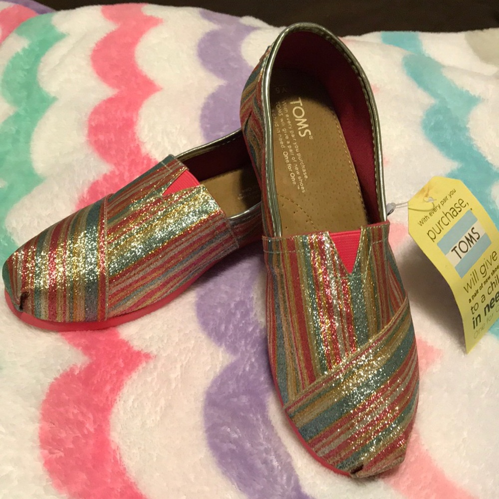 NWT Toms youth sz 5.